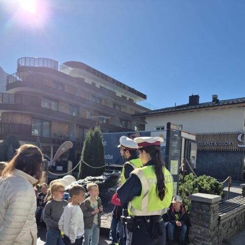 Polizei_am_Schulweg