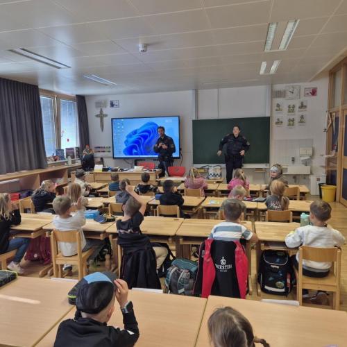 Polizei_im_Klassenzimmer1