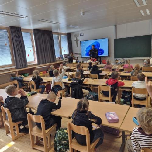 Polizei_im_Klassenzimmer2