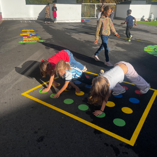 Straßenbemalung: 3 Kinder spielen Twister