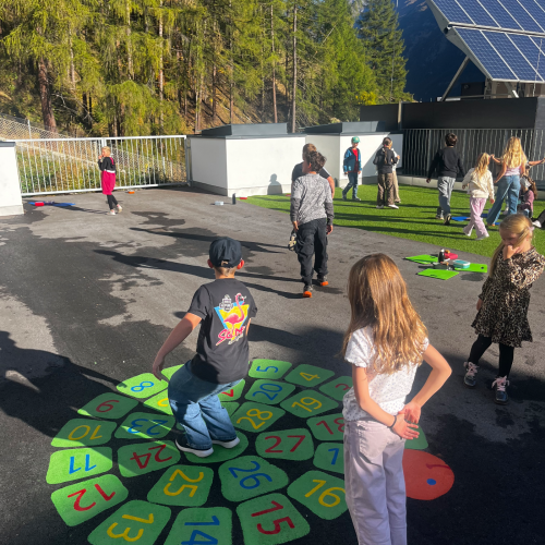 Straßenbemalung Zahlenschnecke: Kinder lernen spielerisch die Zahlen im Zahlenraum 30